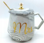 ELEGANCKI KUBEK Z PRZYKRYWKĄ I ZŁOTĄ ŁYŻECZKĄ Z NAPISEM MRS PREZENT ŚWIĘTA