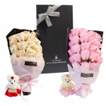 Walentynkowy Bukiet róż z misiem w ozdobnym opakowaniu PREZENT