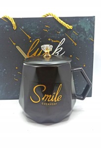 Elegancki kubek ze złotą łyżeczką i pokrywką z napisem SMILE SUPER PREZENT